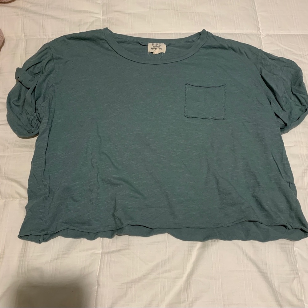 teal cropped tee